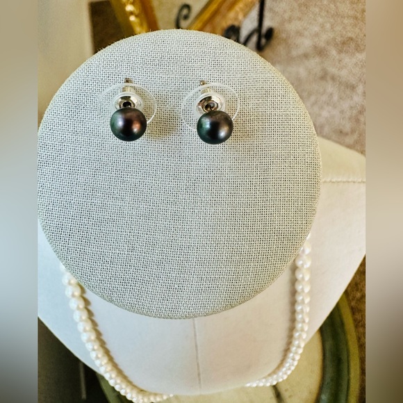 Vintage Pearl Necklace & Tahitian Post Earrings - Picture 7 of 15